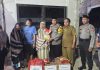 Polisi Bersama Masyarakat, Kapolsek Lau Salurkan Bantuan Sembako dan Terpal kepada Warga Korban Kebakaran